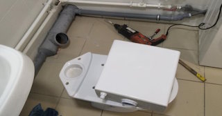 Установка напольного унитаза в Гуково: монтаж под ключ от СантехДомГкв от 5185 рублей.